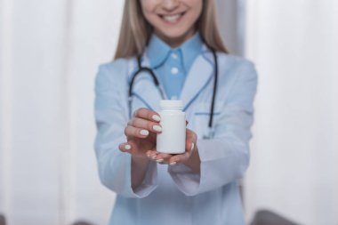 Doktor gösteren plastik kavanoz hap