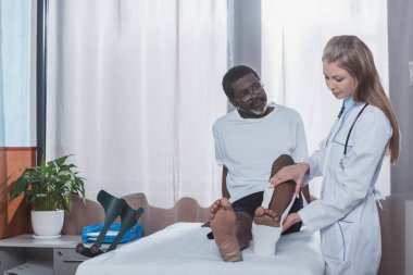 alçı koyarak doktor