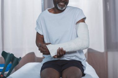 patient with broken arm clipart