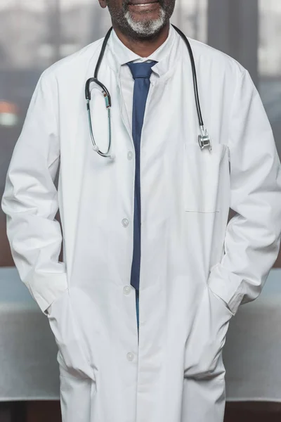 Doctor en Abrigo Blanco — Foto de stock gratis