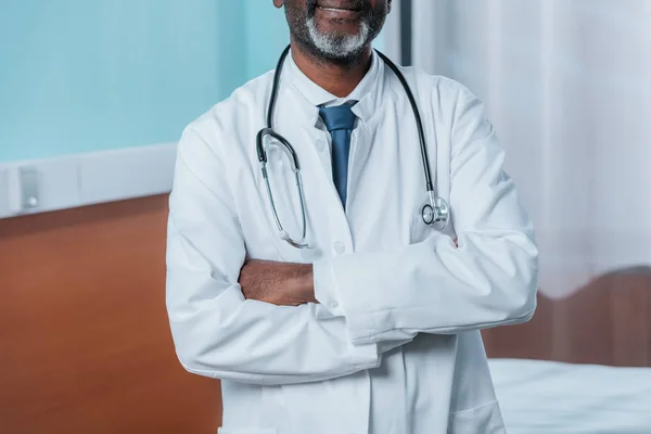 Doctor standing with crossed hands — Stock Photo, Image