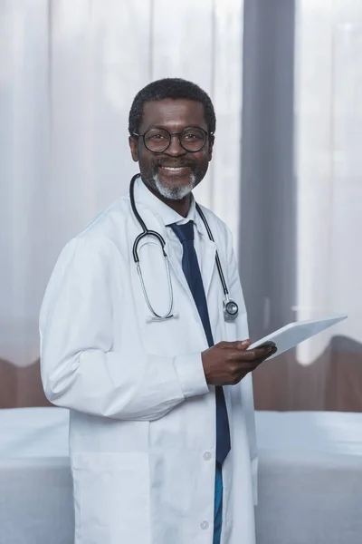 Doctor with tablet — Stock Photo, Image