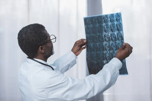 Лікар дивиться на рентген пацієнта — стокове фото