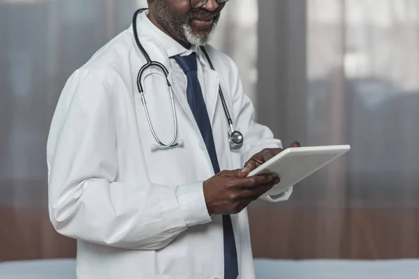 Doctor looking at tablet — Stock Photo, Image