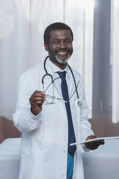 Médico con gafas y tabletas — Foto de Stock