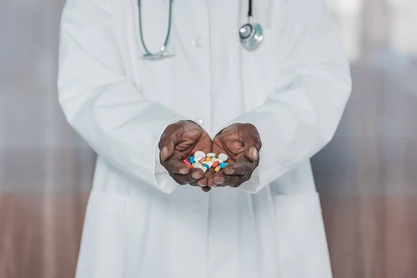 Médico celebración de píldoras de color —  Fotos de Stock