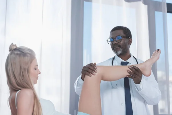 Médico examinando joelho paciente — Fotografia de Stock Grátis