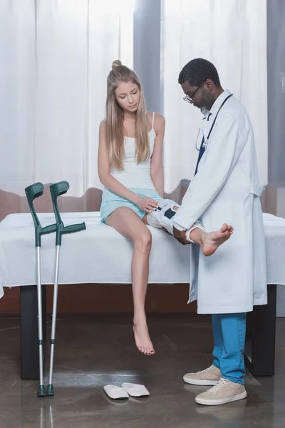 Médico examinando paciente perna — Fotografia de Stock