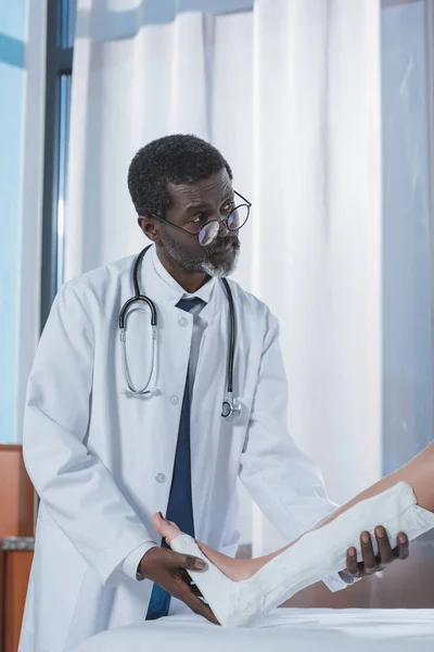 Doctor poniendo yeso fundido — Foto de Stock