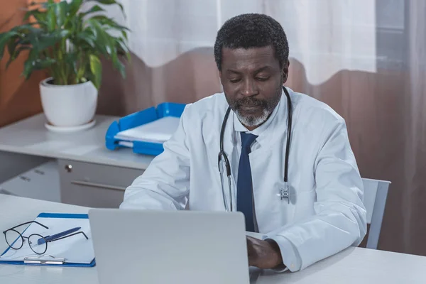 Doctor working with laptop — Stock Photo, Image