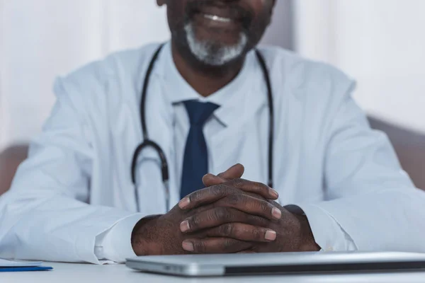 Doctor with crossed hands — Stock Photo, Image