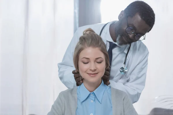 Médico palpando ganglios linfáticos — Foto de Stock