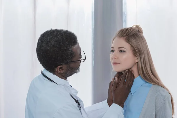 Médico palpando ganglios linfáticos — Foto de Stock