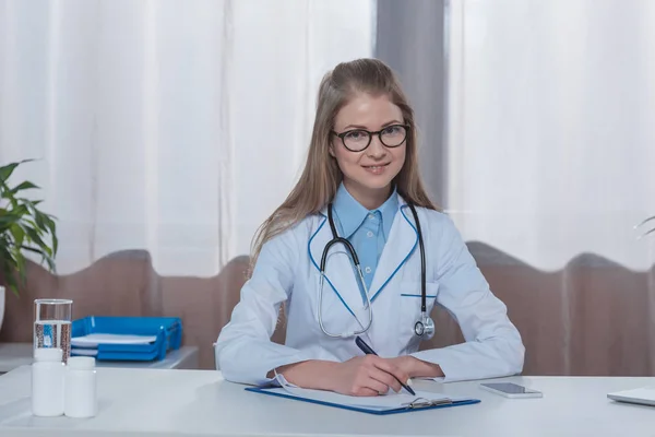 Arzt sitzt am Arbeitstisch — Stockfoto