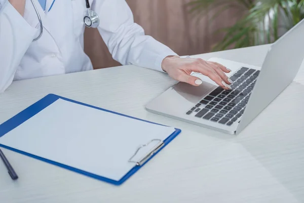 Doctor working with laptop — Stock Photo, Image