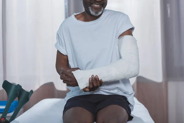 骨折した腕を持つ患者 — ストック写真