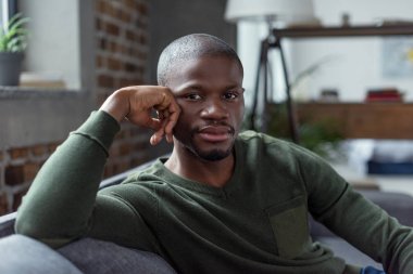 Dalgın Afrikalı-Amerikalı adam