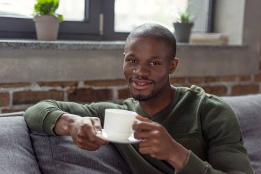 Afrika kökenli Amerikalı adam holding Kupası