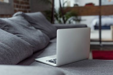 Kanepe üstünde açılan laptop