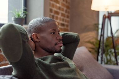 Dalgın Afrikalı-Amerikalı adam