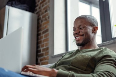 dizüstü bilgisayar ile Afrika kökenli Amerikalı adam