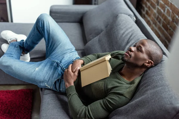 Afroamerikanska mannen med boken — Stockfoto