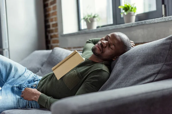 Afro-americano homem dormindo no sofá — Fotografia de Stock