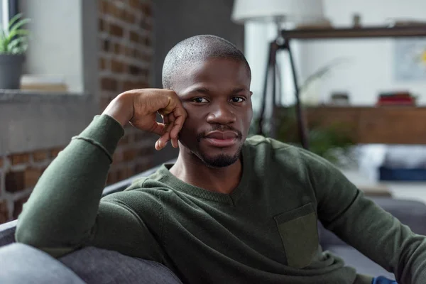 Pensativo hombre afroamericano — Foto de Stock