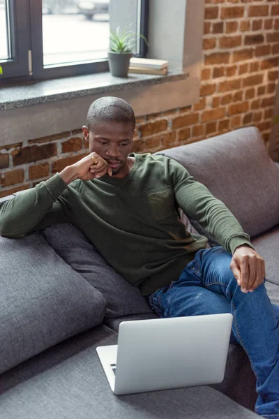 African american man with laptop — Free Stock Photo
