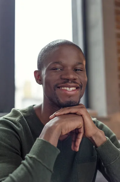 Sonriente hombre afroamericano — Foto de Stock