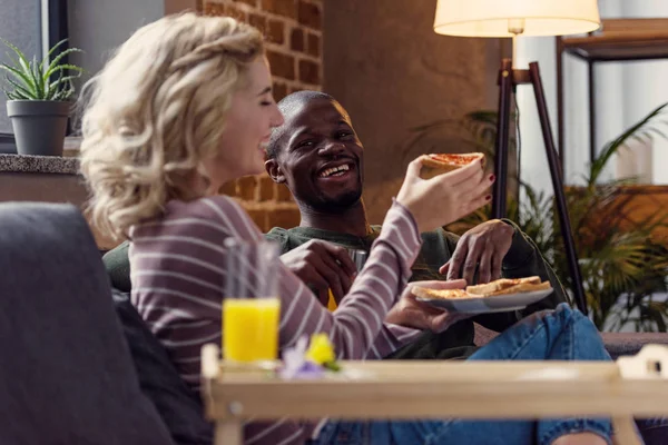 Enfoque Selectivo Mujer Feliz Alimentando Novio Afroamericano Con Tostadas Durante —  Fotos de Stock