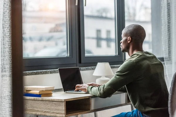 Homem americano africano com laptop em casa — Fotografia de Stock