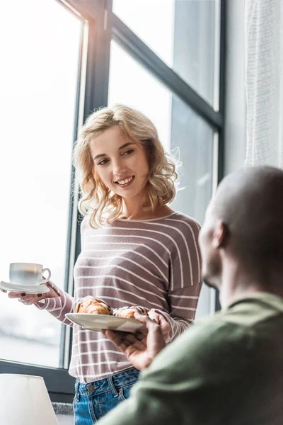 Enfoque Selectivo Mujer Sonriente Con Desayuno Las Manos Mirando Novio — Foto de stock gratuita