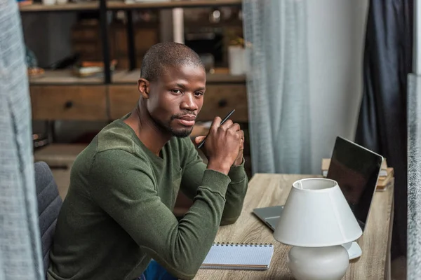 Pensativo afro-americano trabalhando em casa — Fotografia de Stock