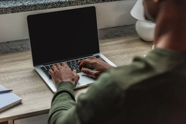 Afro-Amerikaanse man typen op laptop — Stockfoto
