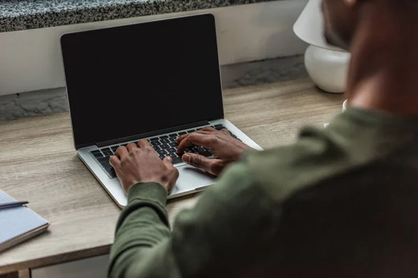 Hombre afroamericano escribiendo en el portátil —  Fotos de Stock