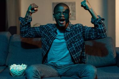 Afrika kökenli Amerikalı adam TV izlerken