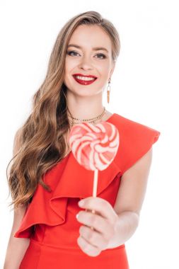 kalp şeklinde şeker ile muhteşem bir kadın