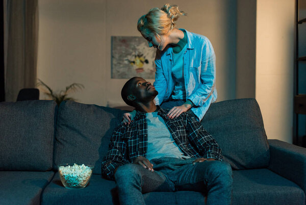 молодые мультикультурные пары смотрят друг на друга дома
