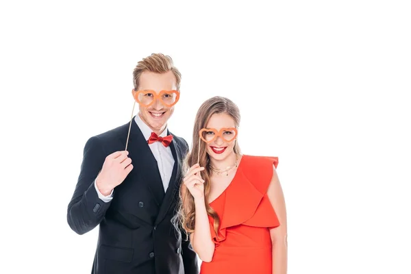 Par med hjärtformade glasögon på pinnar — Stockfoto