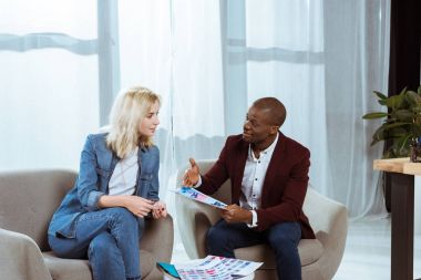 Interracial fotoğrafçılar fotoğraf seçerken birlikte ofiste tartışma