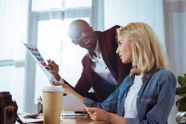 çok kültürlü fotoğrafçılar portföy birlikte işyerinde ofiste seçme yan görünüm