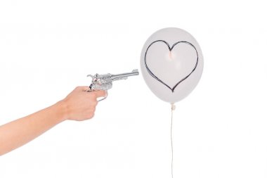tabanca ve kalpli balon ile el