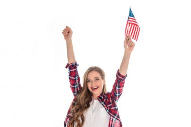 Amerikan bayrağı taşıyan genç bir kadın.