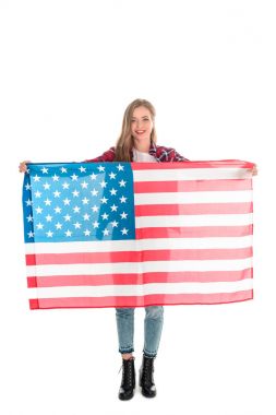 Amerikan bayrağı taşıyan genç bir kadın.
