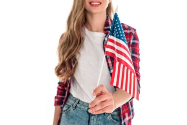 Amerikan bayrağı taşıyan genç bir kadın.