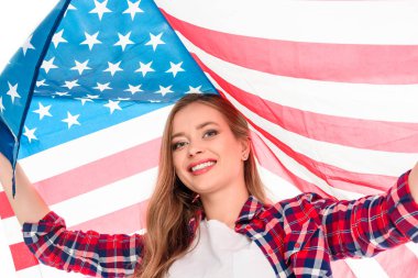 Amerikan bayrağı taşıyan genç bir kadın.