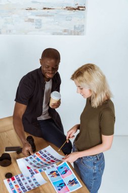 Portföy Office işyerinde birlikte tartışmaya çok kültürlü fotoğrafçıların yüksek açılı görünüş