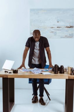 Afrika kökenli Amerikalı fotoğrafçı photoshoot örnekler işyeri dururken bakarak konsantre