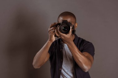 Afrika kökenli Amerikalı fotoğrafçı fotoğraf makinesi üzerinde çekim gizlenmiş görünümü